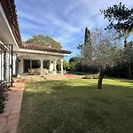 Будинок відпочинку Bianca Elegant 4br Beachside Near Golf, Restaurants & Puerto Banus