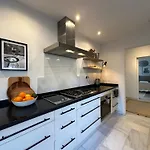 Будинок відпочинку Bianca Elegant 4br Beachside Near Golf, Restaurants & Puerto Banus