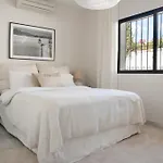 Будинок відпочинку Bianca Elegant 4br Beachside Near Golf, Restaurants & Puerto Banus