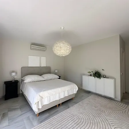 Bianca Elegant 4br Beachside Near Golf, Restaurants & Puerto Banus Сasa de vacaciones