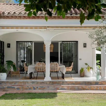 Bianca Elegant 4br Beachside Near Golf, Restaurants & Puerto Banus Сasa de vacaciones Estepona