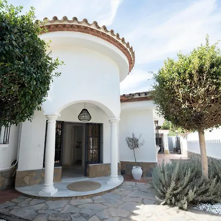 Bianca Elegant 4br Beachside Near Golf, Restaurants & Puerto Banus エステポナ