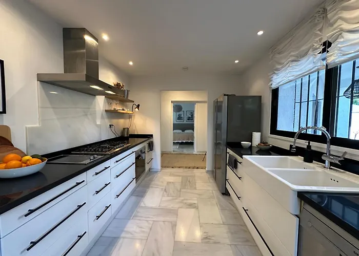 Bianca Elegant 4br Beachside Near Golf, Restaurants & Puerto Banus Holiday home Estepona