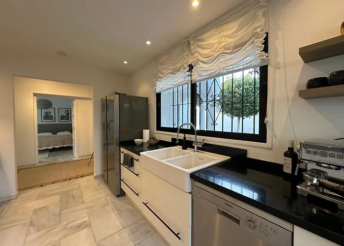 Bianca Elegant 4br Beachside Near Golf, Restaurants & Puerto Banus Holiday home