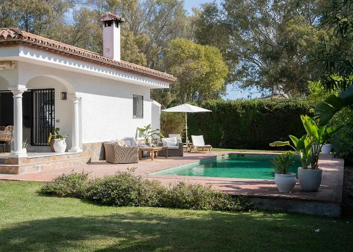 Bianca Elegant 4br Beachside Near Golf, Restaurants & Puerto Banus Holiday home