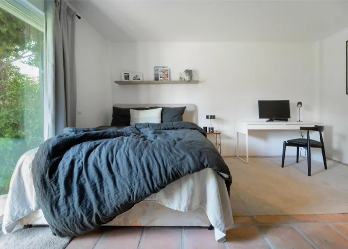 Bianca Elegant 4br Beachside Near Golf, Restaurants & Puerto Banus Holiday home *