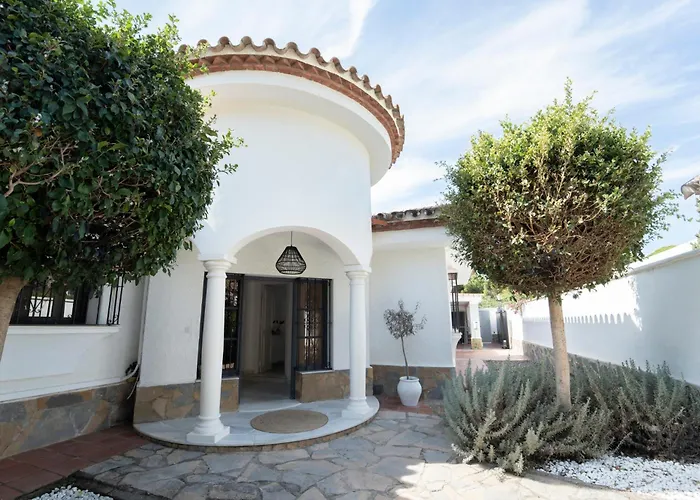 Bianca Elegant 4br Beachside Near Golf, Restaurants & Puerto Banus Estepona