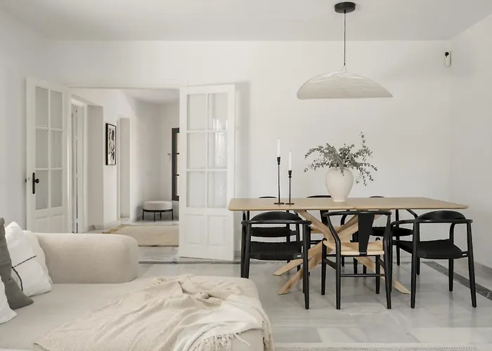 Bianca Elegant 4br Beachside Near Golf, Restaurants & Puerto Banus Holiday home