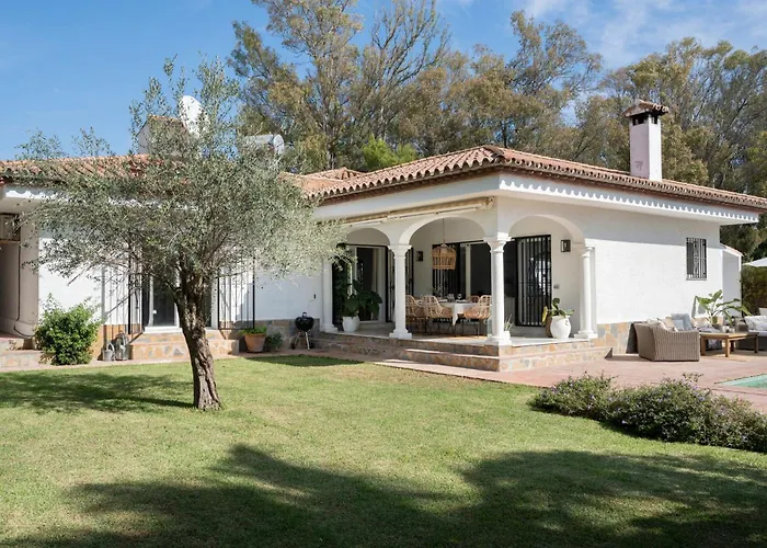 Bianca Elegant 4br Beachside Near Golf, Restaurants & Puerto Banus Holiday home *