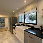 Bianca Elegant 4br Beachside Near Golf, Restaurants & Puerto Banus Tatil Evi