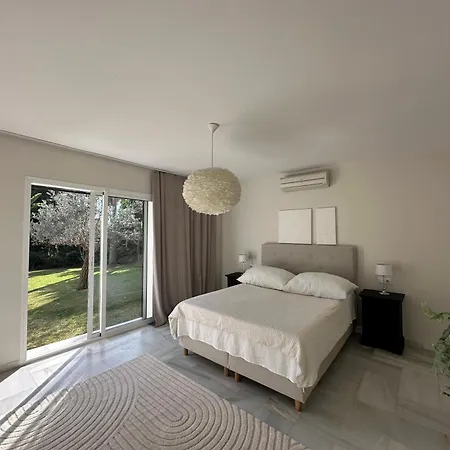 Semesterbostad Bianca Elegant 4br Beachside Near Golf, Restaurants & Puerto Banus *