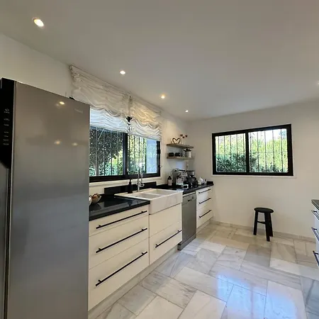 Bianca Elegant 4br Beachside Near Golf, Restaurants & Puerto Banus Semesterbostad *