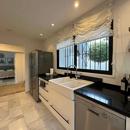 Bianca Elegant 4br Beachside Near Golf, Restaurants & Puerto Banus Vakantiehuis