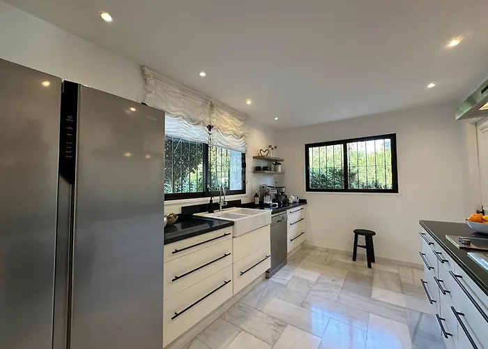 Bianca Elegant 4br Beachside Near Golf, Restaurants & Puerto Banus Semesterbostad *