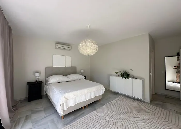 Bianca Elegant 4br Beachside Near Golf, Restaurants & Puerto Banus Semesterbostad