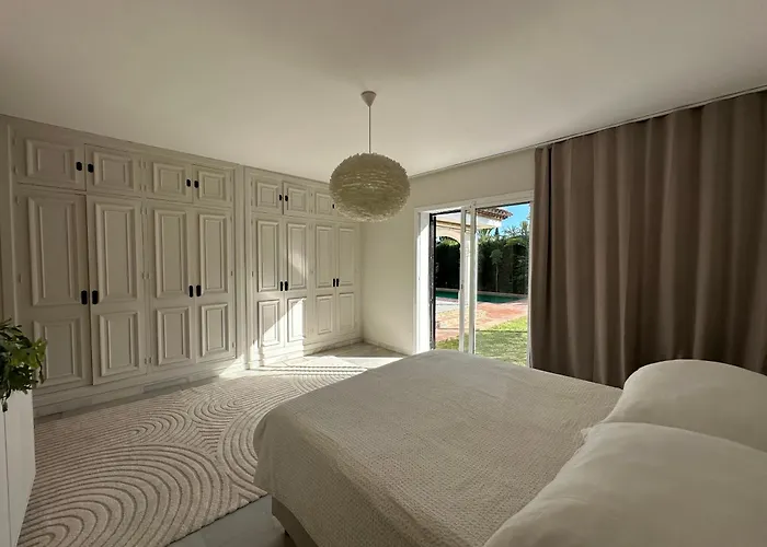 Bianca Elegant 4br Beachside Near Golf, Restaurants & Puerto Banus Semesterbostad *