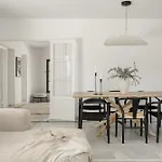 Bianca Elegant 4br Beachside Near Golf, Restaurants & Puerto Banus בית נופש