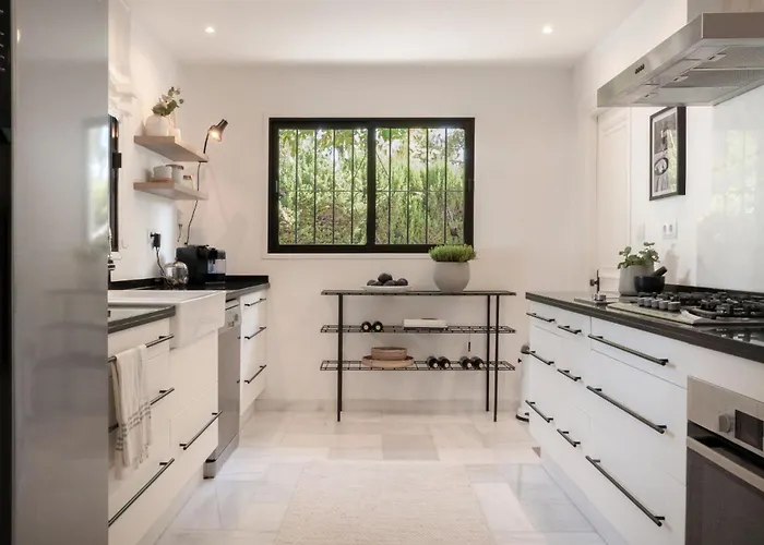 Bianca Elegant 4br Beachside Near Golf, Restaurants & Puerto Banus